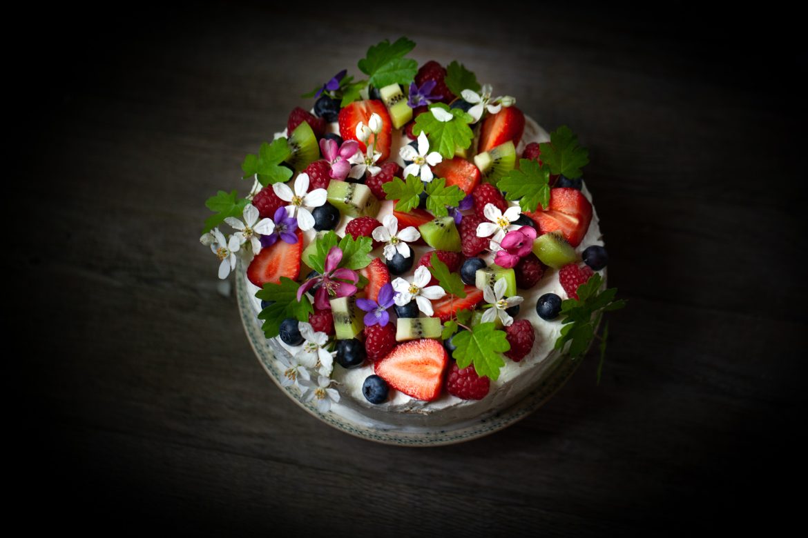gâteau d'anniversaire aux fruits et aux fleurs de printemps recette