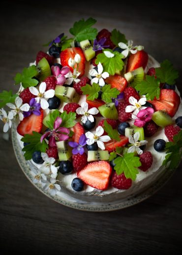 gâteau d'anniversaire aux fruits et aux fleurs de printemps recette