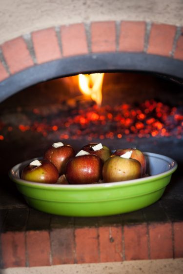 La recette des pommes cuites au four à bois Grand-Mère