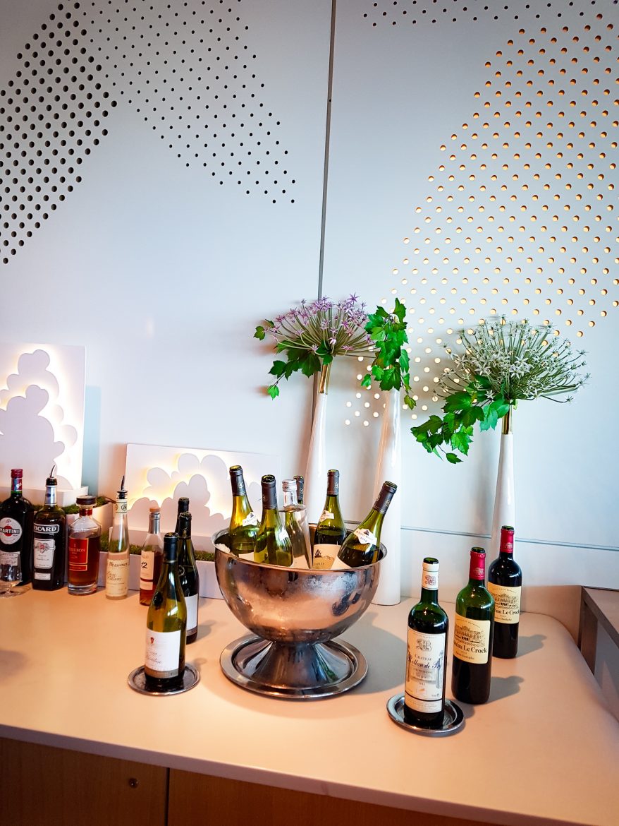 buffet des vins dans le lounge Air France du Terminal 2E hall M à Roissy