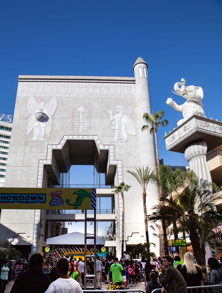 Vue de larche et de l'éléphant du Highland center à Hollywood Blvd