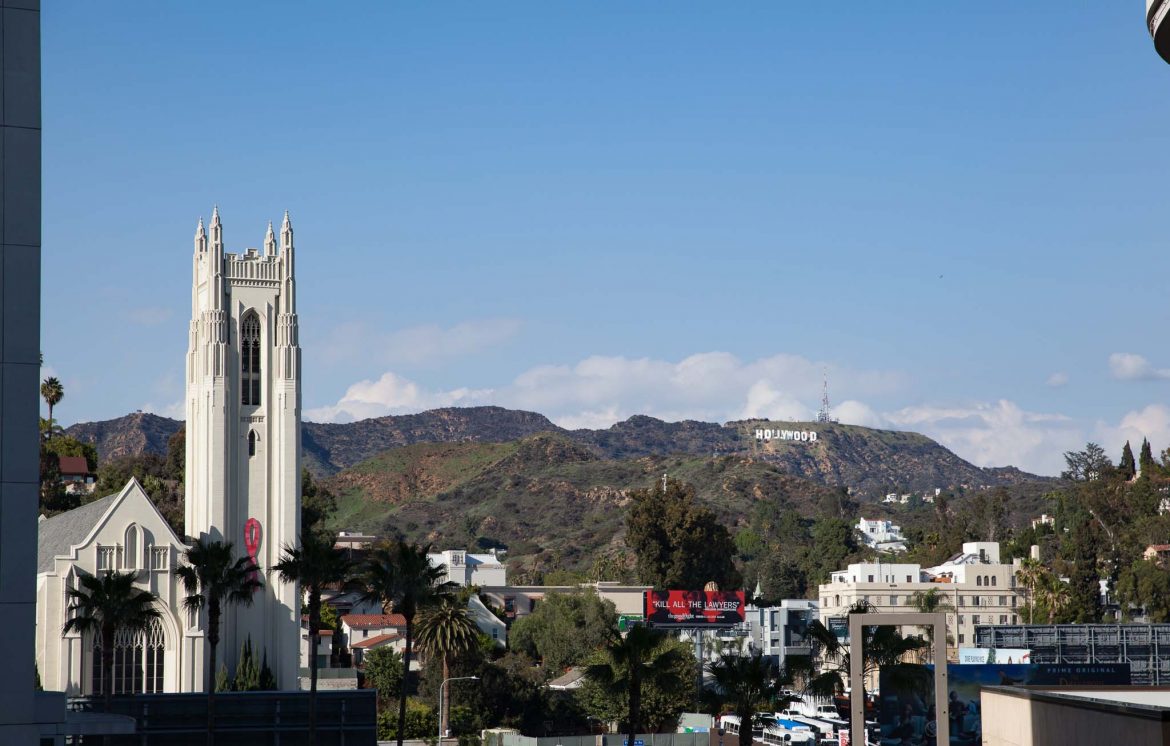 La vue de l'Eglise Methodiste d'Hollywood et de l'inscription Hollywood sur les collines à partir des étages de Highlang center