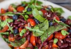 Salade de haricots rouges, de fèves et de tomates cerises avec des myrtilles