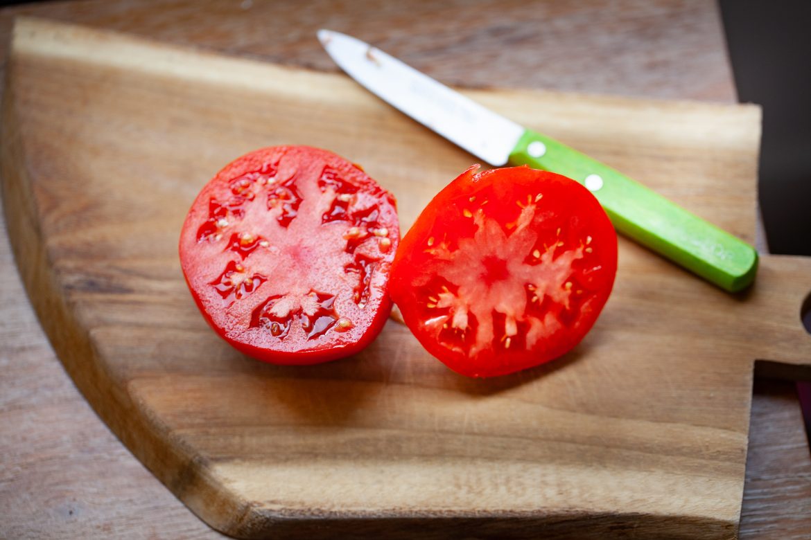 Véritable tomate coeur de boeuf coupée en deux transversalement