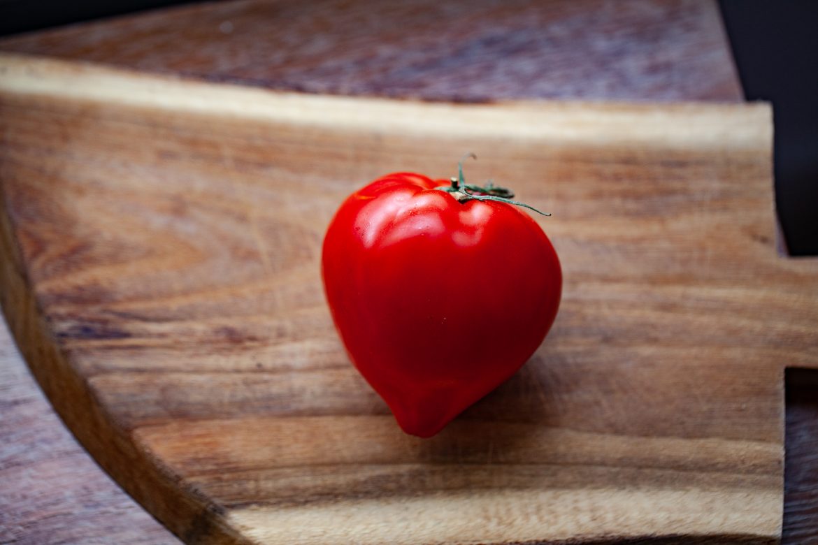 Véritable tomate coeur de boeuf, à la maison, trouvée chez Biocoop