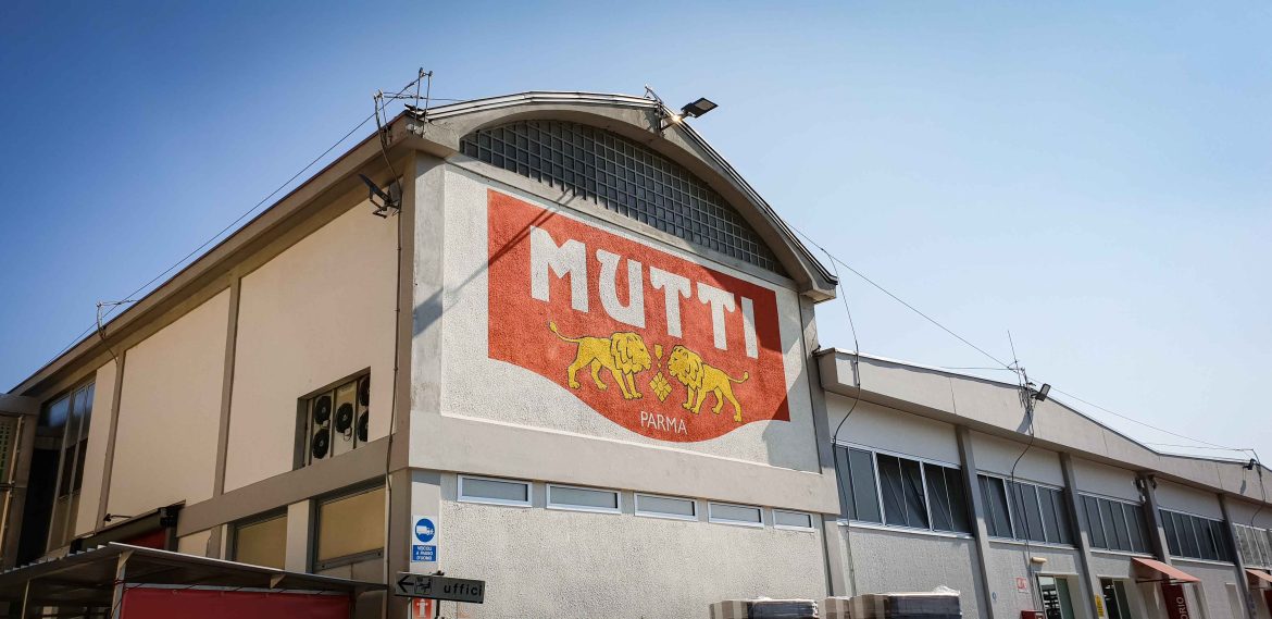 L'enseigne de Mutti sur les murs de l'usine Mutti à Parme