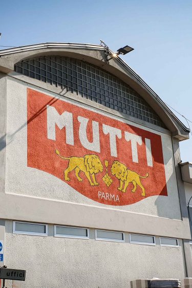 L'enseigne de Mutti sur les murs de l'usine Mutti à Parme