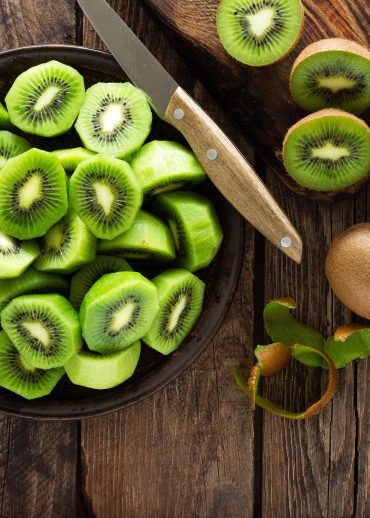 Fruits kiwi épluchés et entiers