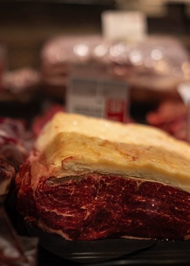 Sirloin Steak à Waitrose en boucherie trad, faux filet d'Aberdeen Angus avec sa couverture de graisse, découpe britannique