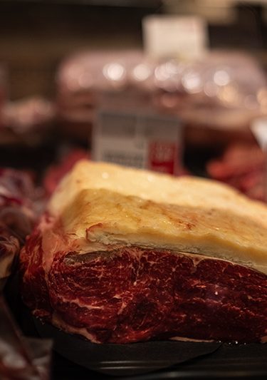 Sirloin Steak à Waitrose en boucherie trad, faux filet d'Aberdeen Angus avec sa couverture de graisse, découpe britannique