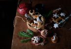 Thé de Noël avec biscuits aux épices décorés au glaçage blanc