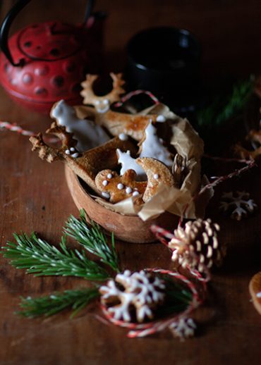 Thé de Noël avec biscuits aux épices décorés au glaçage blanc