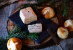 Le foie gras Montfort aux truffes et les petits pains ronds viennois