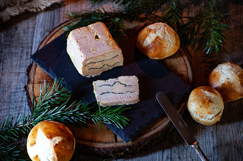 Le foie gras Montfort aux truffes et les petits pains ronds viennois