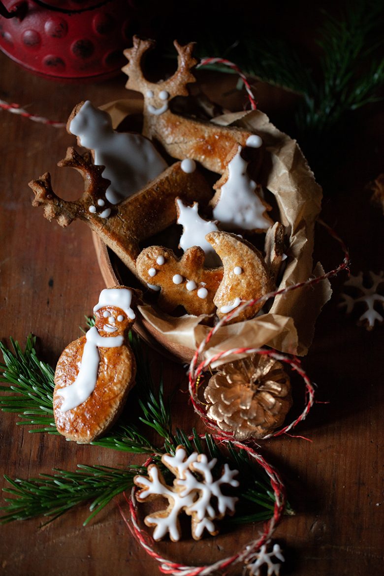 Noël, la recette facile des biscuits aux épices décoré au glaçage blanc