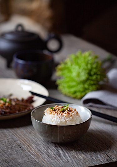 bol de riz japonais, sa cuisson et assaisonné et tigre qui pleure, recette de boeuf mariné à la thaï