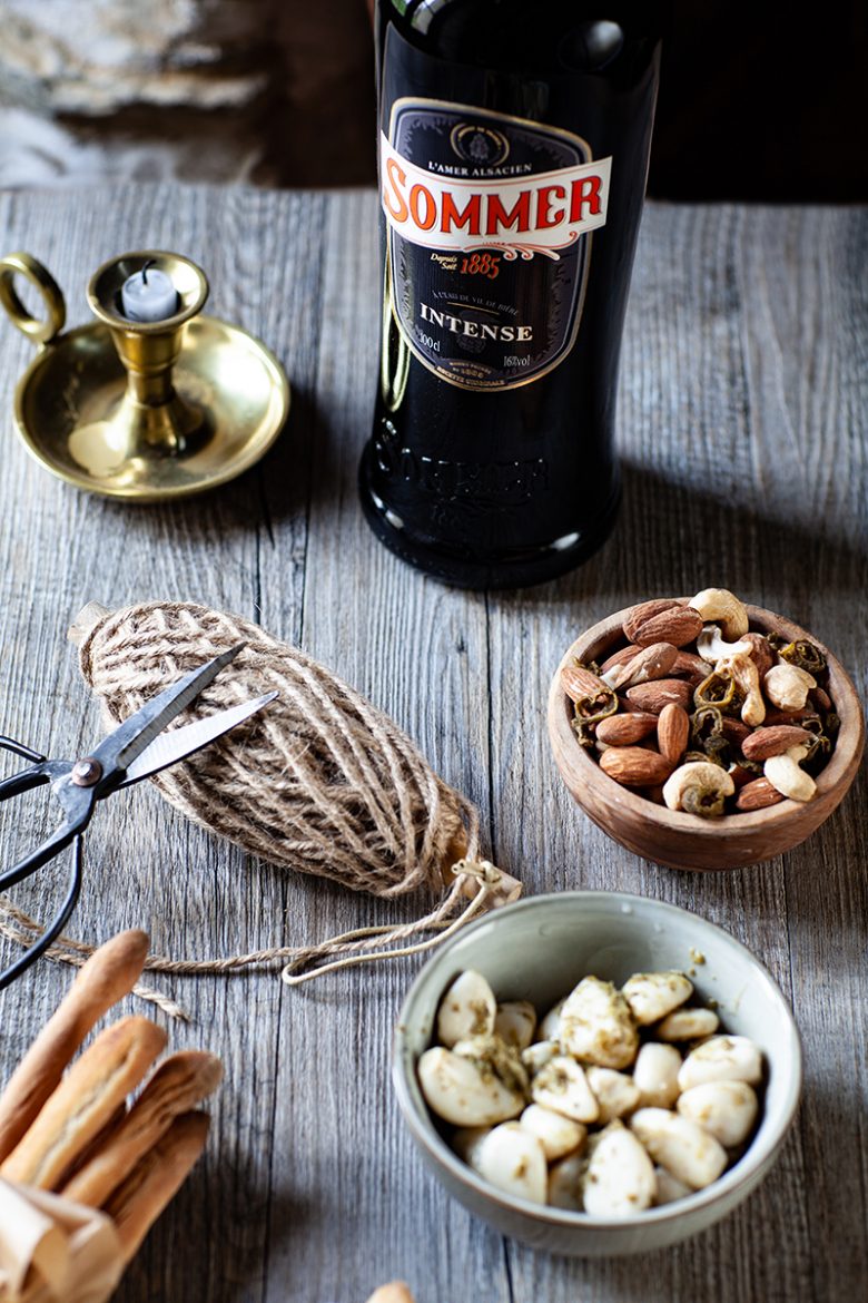 Gressins avec de l'ail confit, noix amandes et olives séchées de Seeberger et apéritif Sommer d'Alsace