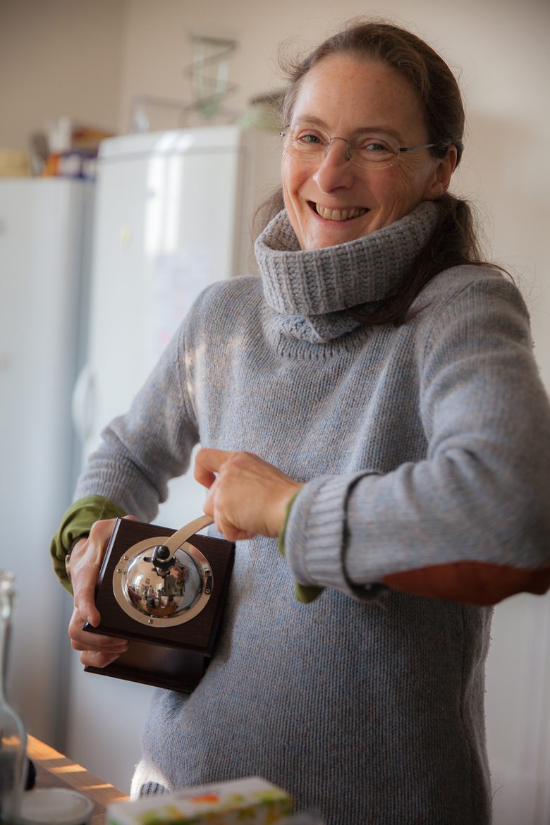 Claire Naudin en train de préparer un café dans son domaine Naudin-Ferrand en Bourgogne