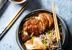 Poulet frit ou chicken katsu aux soba et kimchi, la recette simple
