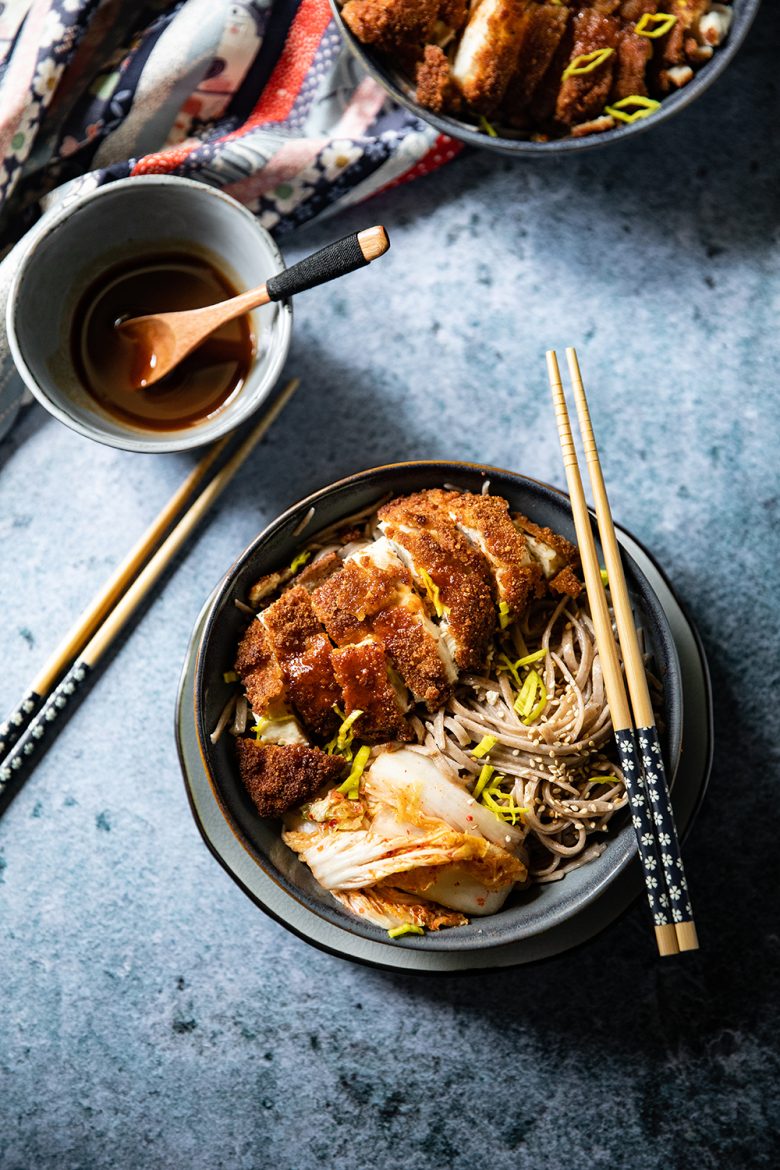 Recette de poulet frit ou de chicken katsu ou tori katsu avec des nouilles soba et du kimchi minute. 