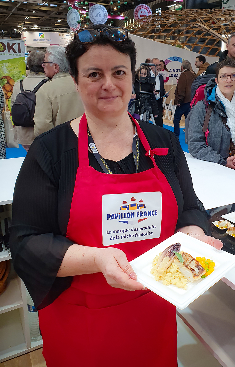 Anne Reverdy présente son plat de lieu jaune aux crozets et au kaki sur le stand Pavillon France SIA 2020