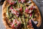 Recette de pizza aux légumes de printemps, asperges, radis et pesto d'ortie