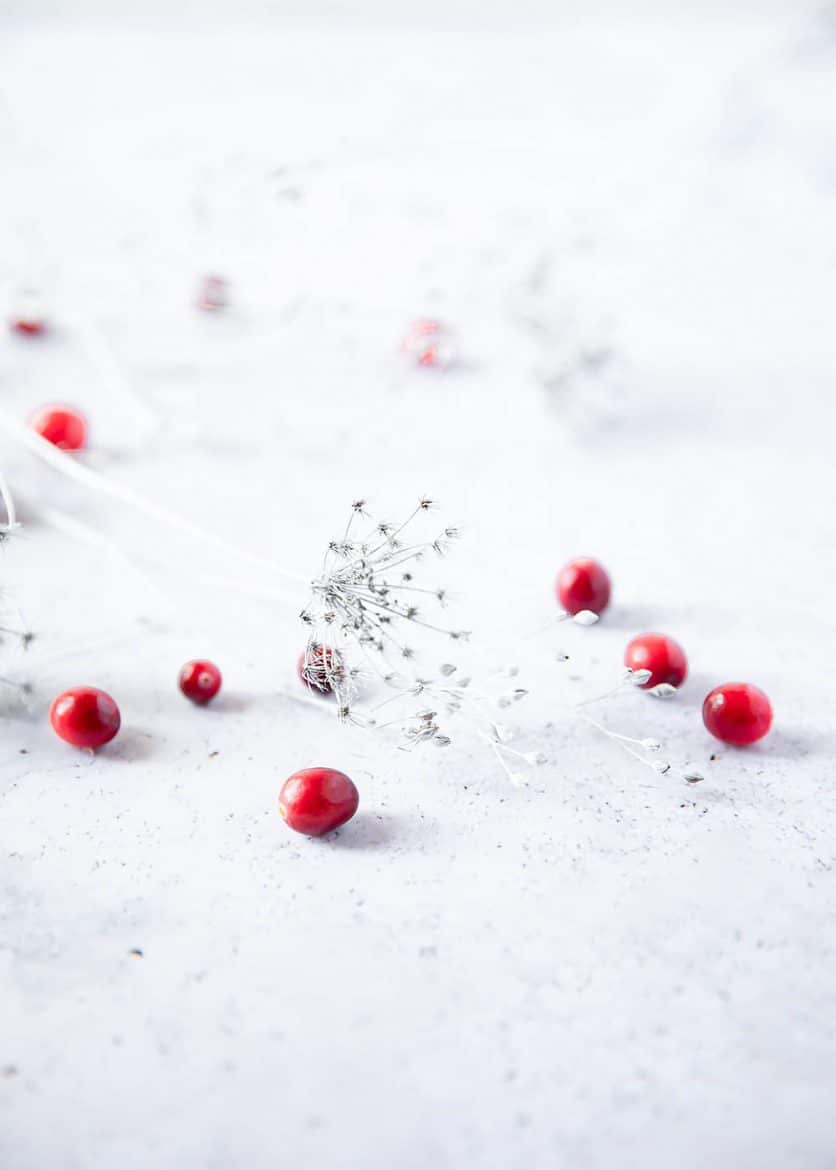 Cranberry sur table blanche en hiver