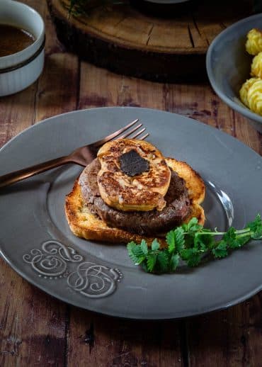 Le tournedos Rossini, un empilement de pain doré, filet de boeuf, foie gras et truffe. La recette traditionnelle.