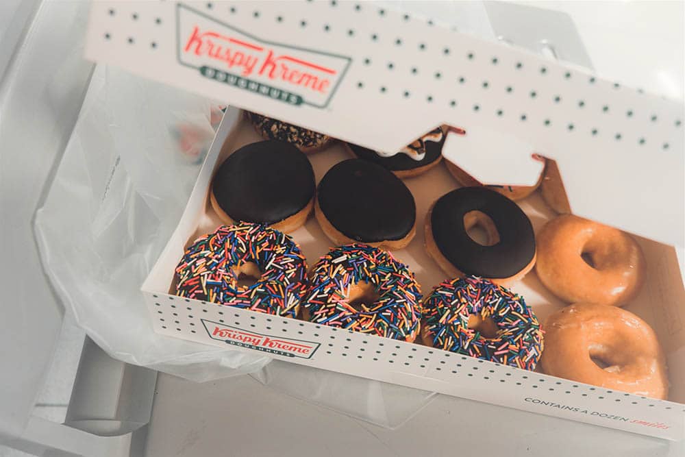 Une boite de donuts de chez Krispy kreme