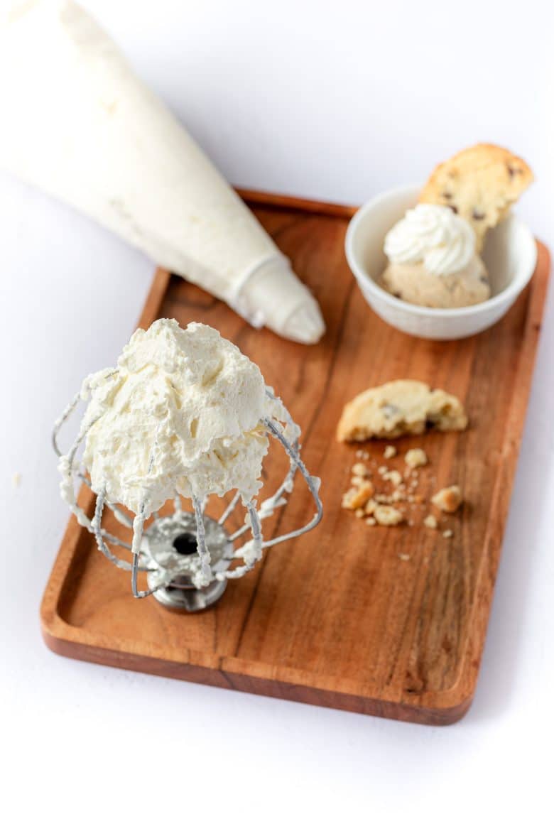 La crème Chantilly, la recette traditionnelle française de la mousse à la crème fraîche