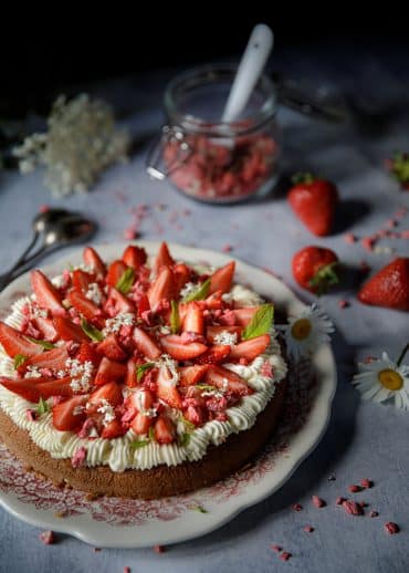 Recette de gâteau aux fraises, pralines, crème princesse. Une version facile du gâteau à la fraise façon tarte aux fraises