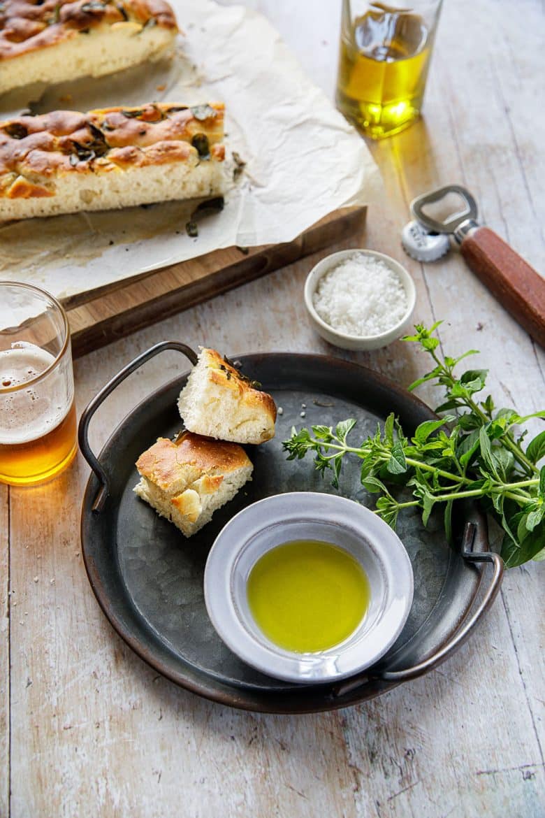L'huile d'olive italienne et une foccacia, la meilleure façon de choisir les huiles d'olive
