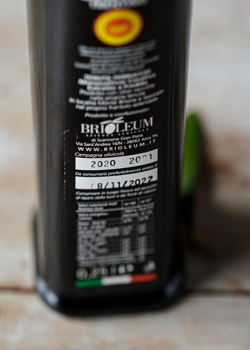 La date de récolte ou de campagne est indiquée sur les bouteilles d'huile d'olive italienne de manière réglementaire. 