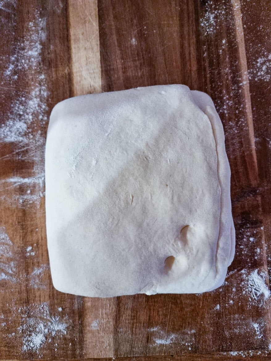La pâte feuilletée pas-à-pas : rabattre le 2ème tiers et faire un quart de tout avant de marquer la pâte