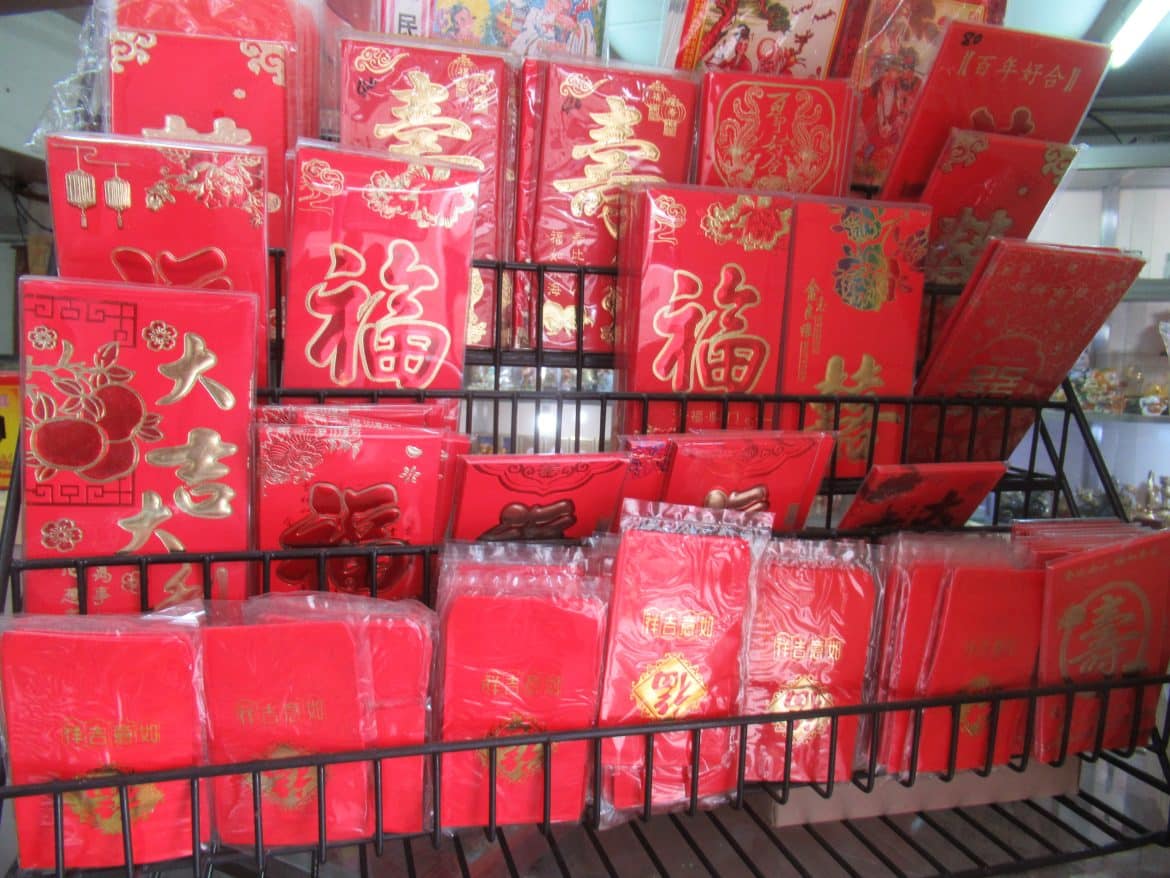 Les Hongbao ou enveloppes rouges, cadeau traditionnel du Nouvel An Chinois