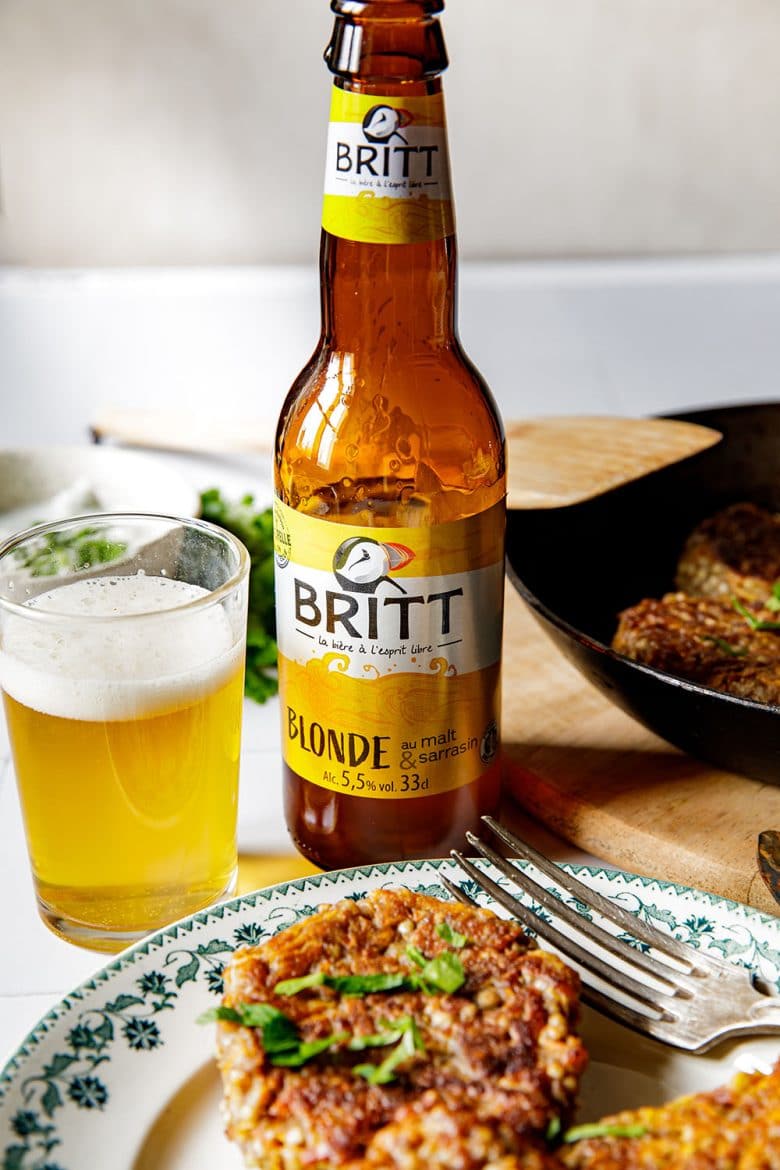 La bière blonde au malt et sarrasin de Britt pour accompagner en accord met vin le burger végétal au sarrasin et à la patate douce