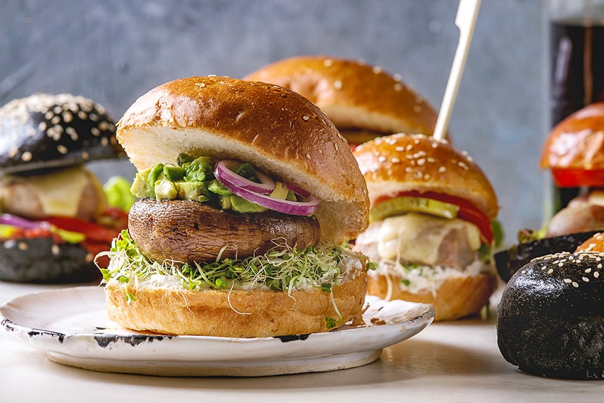 Burger vegan avec un champignon Portobello