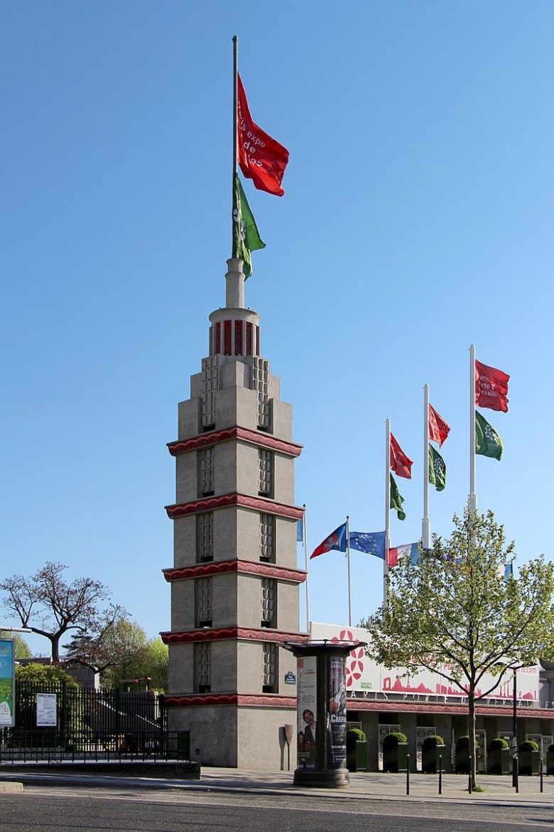 Les tours emblématiques et lumineuses du Parc des Expositions de Paris créées par les architectes Boileau et Azéma en 1937. 