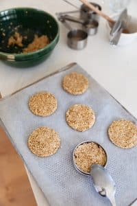 Bien tasser le mélange à base de flocons d'avoine pour former les crackers oatcakes.