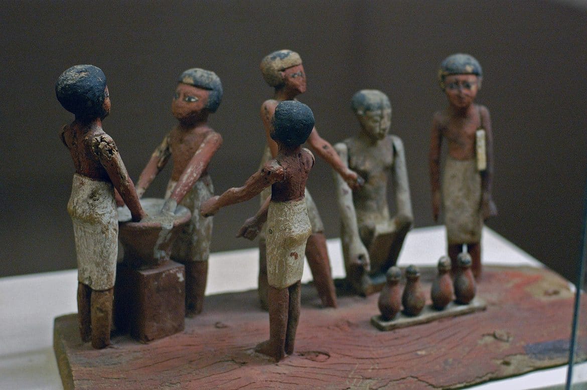 Représentation de brasseurs dans l'Egypte antique sur bois peint. Photo d'un ensemble de bois sculpté au Musée Rose-Croix de San José par E. Michael Smith Chieflo