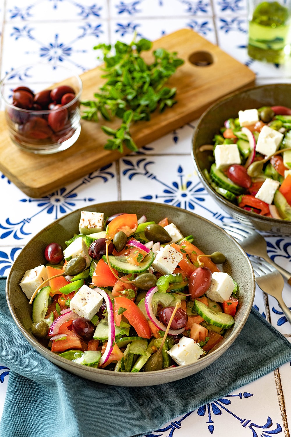 la recette de la vraie salade grecque avec de la feta, des olives kalamata et des câpres.