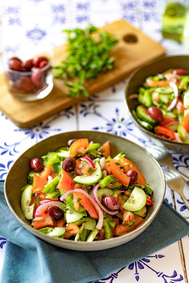 La vraie salade grecque recette traditionnelle ne comporte pas de fromage, c'est une salade de légumes.