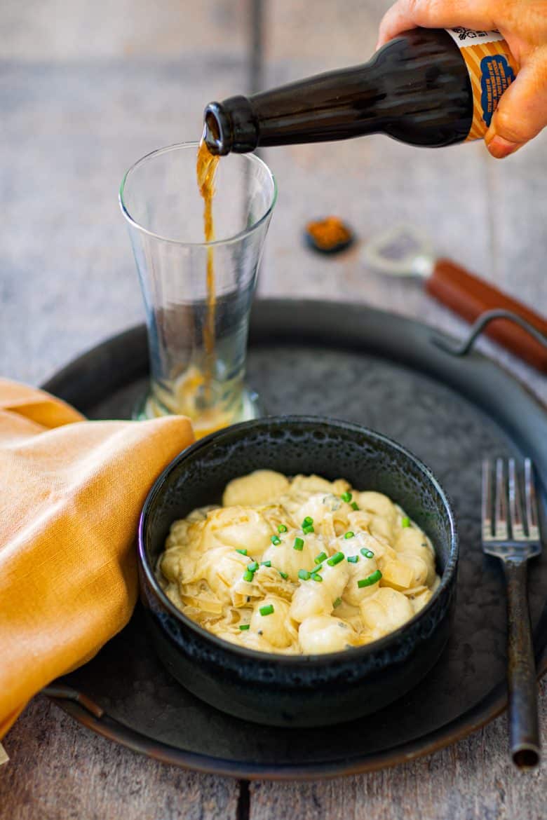 Une recette facile et rapide : les gnocchi sauce crémeuse au fromage et oignons caramélisés. 