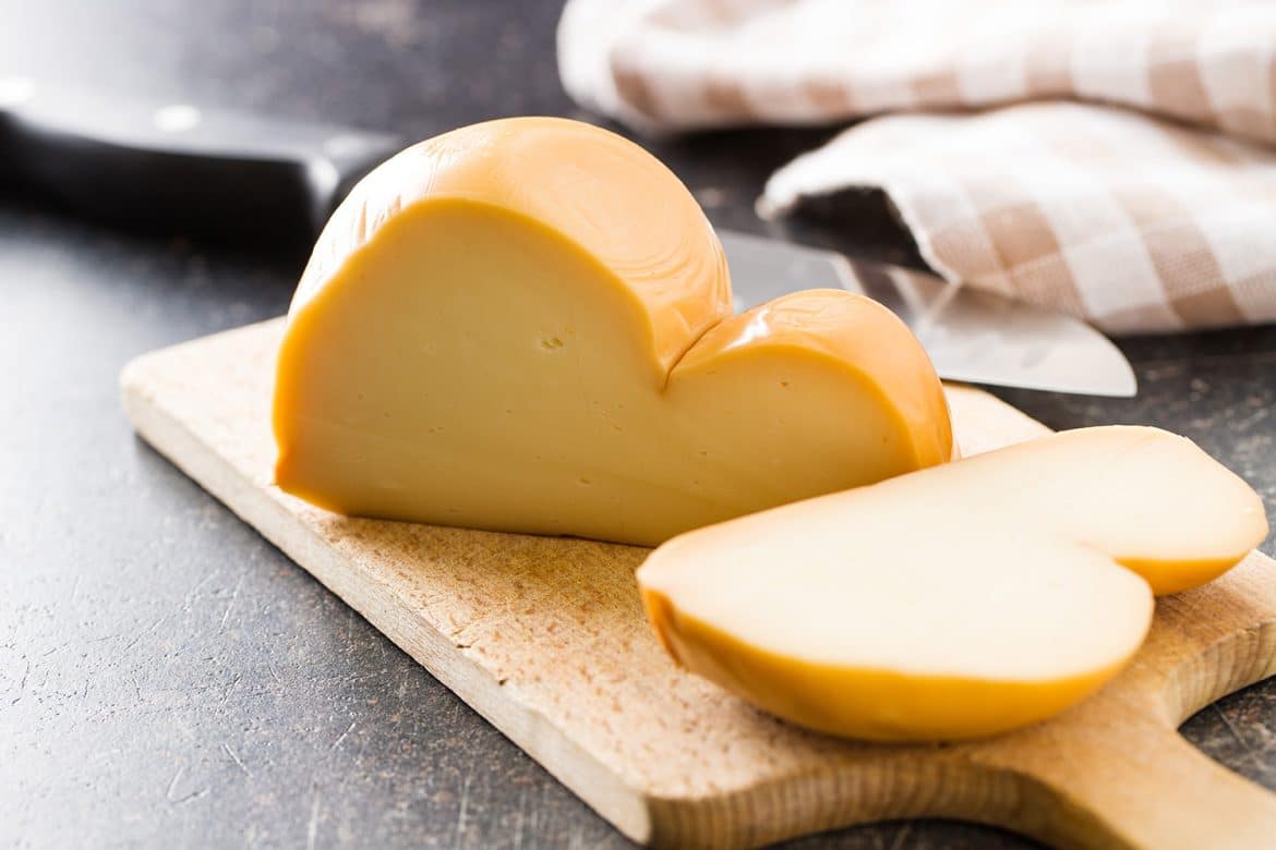 La scarmoza est un fromage italien affiné et fumé dérivé de la mozzarella