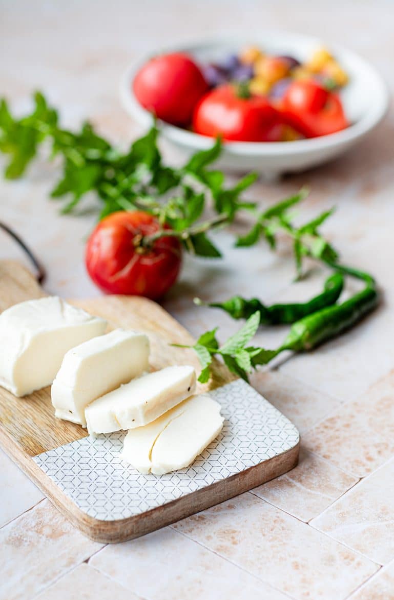 Fromage halloumi en tranches, fromage d'origine chypriote