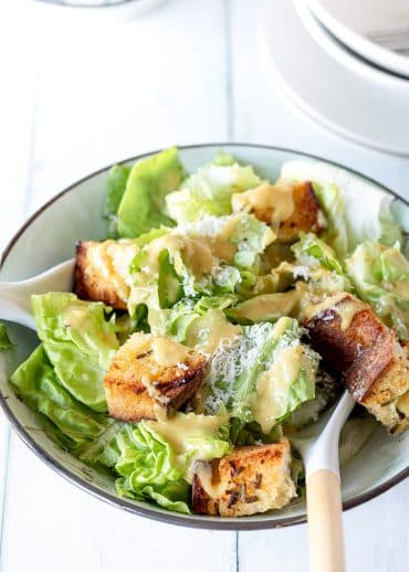 La vraie recette de la salade César et de la Sauce César.