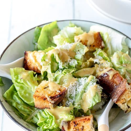 La vraie recette de la salade César et de la Sauce César.