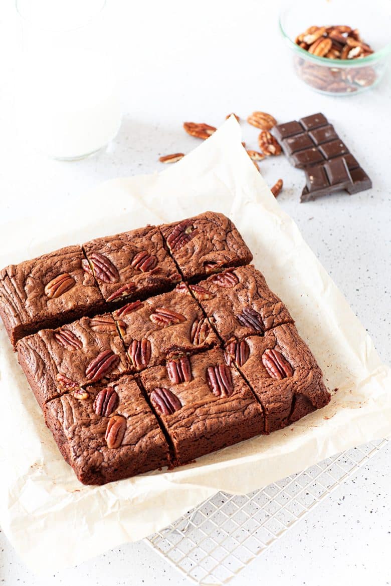 Le brownie au chocolat est cuit dans un moule carré et se coupe en 9 parts carrées. 