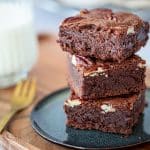 Le brownie au chocolat et aux noix est un gâteau au chocolat de faible épaisseur.