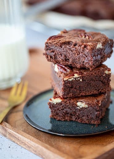 Le brownie au chocolat et aux noix est un gâteau au chocolat de faible épaisseur.